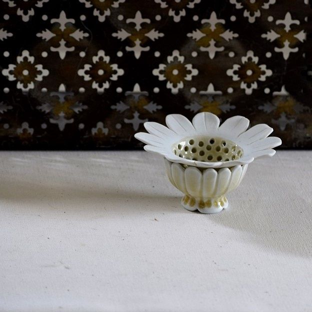 Discontinued-Chelonia Ceramics Daisy Tea Strainer